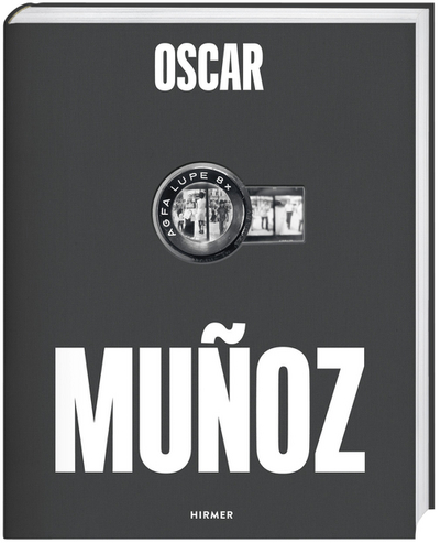 Book cover in gray color of the exhibition catalog. Capital white letters saying “Oscar Muñoz” and in the center of the image a camera lens with images in black and white.