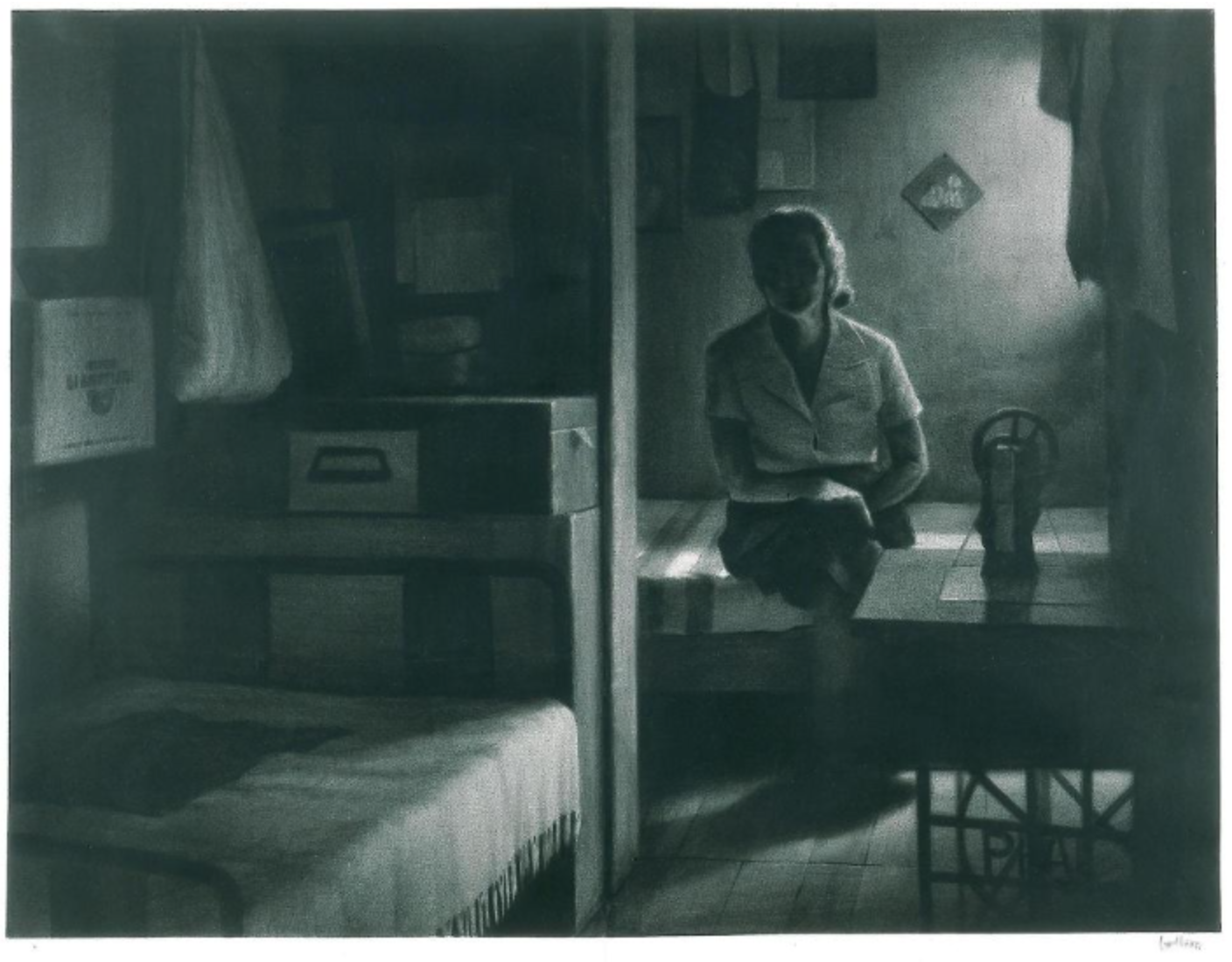 Dibujo en blanco y negro de una persona sentada en una cama, dentro de una habitación oscura con dos camas. En la esquina superior derecha de la imagen, hay una luz tenue que ilumina la habitación. En primer plano, hay una máquina de coser.
